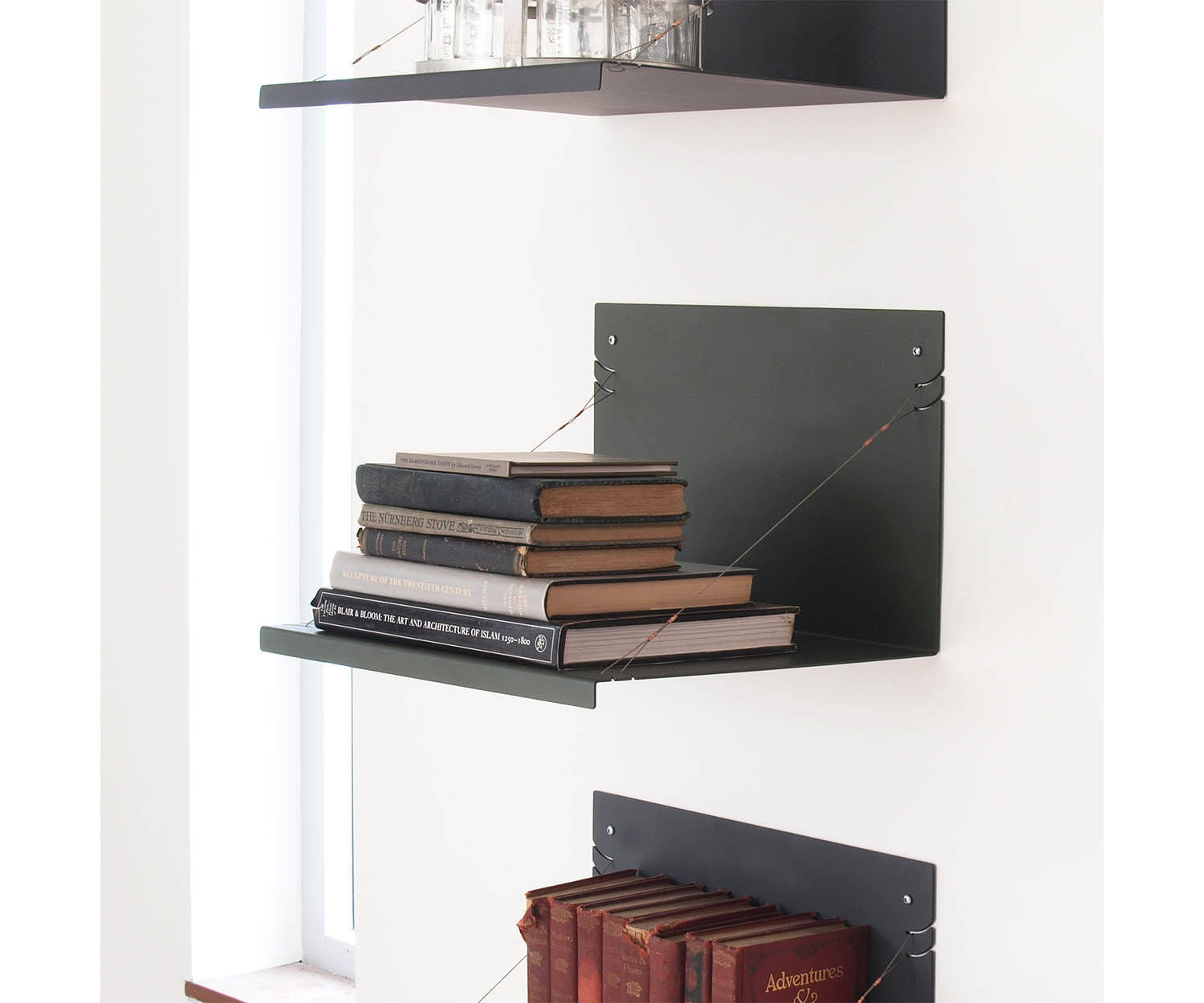 Skram, Gil Shelving